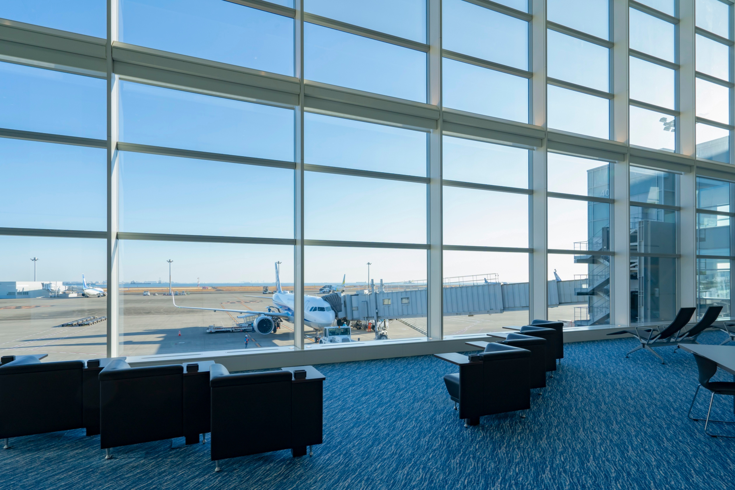airport business lounge - featured image